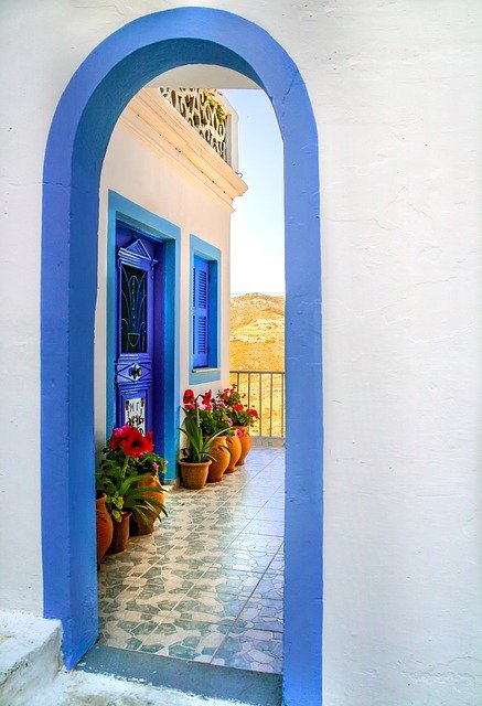 How do you decorate an archway in your house